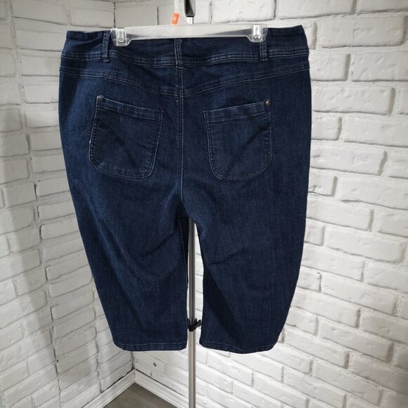George Plus Ladies Size 18W Dark Wash Blue Jean Capri's - Picture 2 of 10